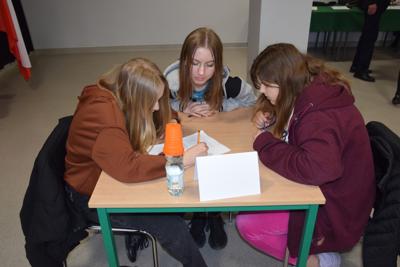 uczniowie rozwiązujący test - zdjęcie 8