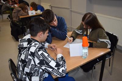 uczniowie rozwiązujący test - zdjęcie 9