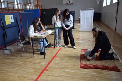 uczniowie podczas oceny umiejętności z zakresu resuscytacji krążeniowo-oddechowej - zdjęcie 3