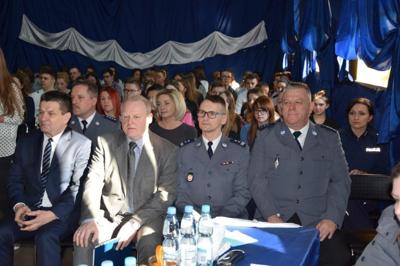 „Narkotyki, dopalacze - nie tędy droga!” Powiatowa Młodzieżowa Debata w Szydłowcu - zdjęcie 4