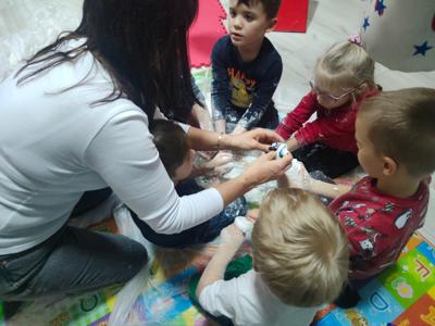 Zimowe Warsztaty Sensoryczne - uczestnicy podczas zajęć - zdjęcie 10