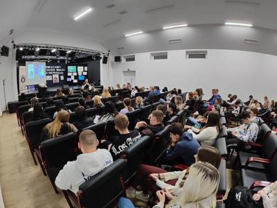 uczestnicy prelekcji na sali - 02