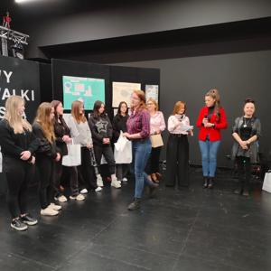 uczestnicy prelekcji na scenie - 06