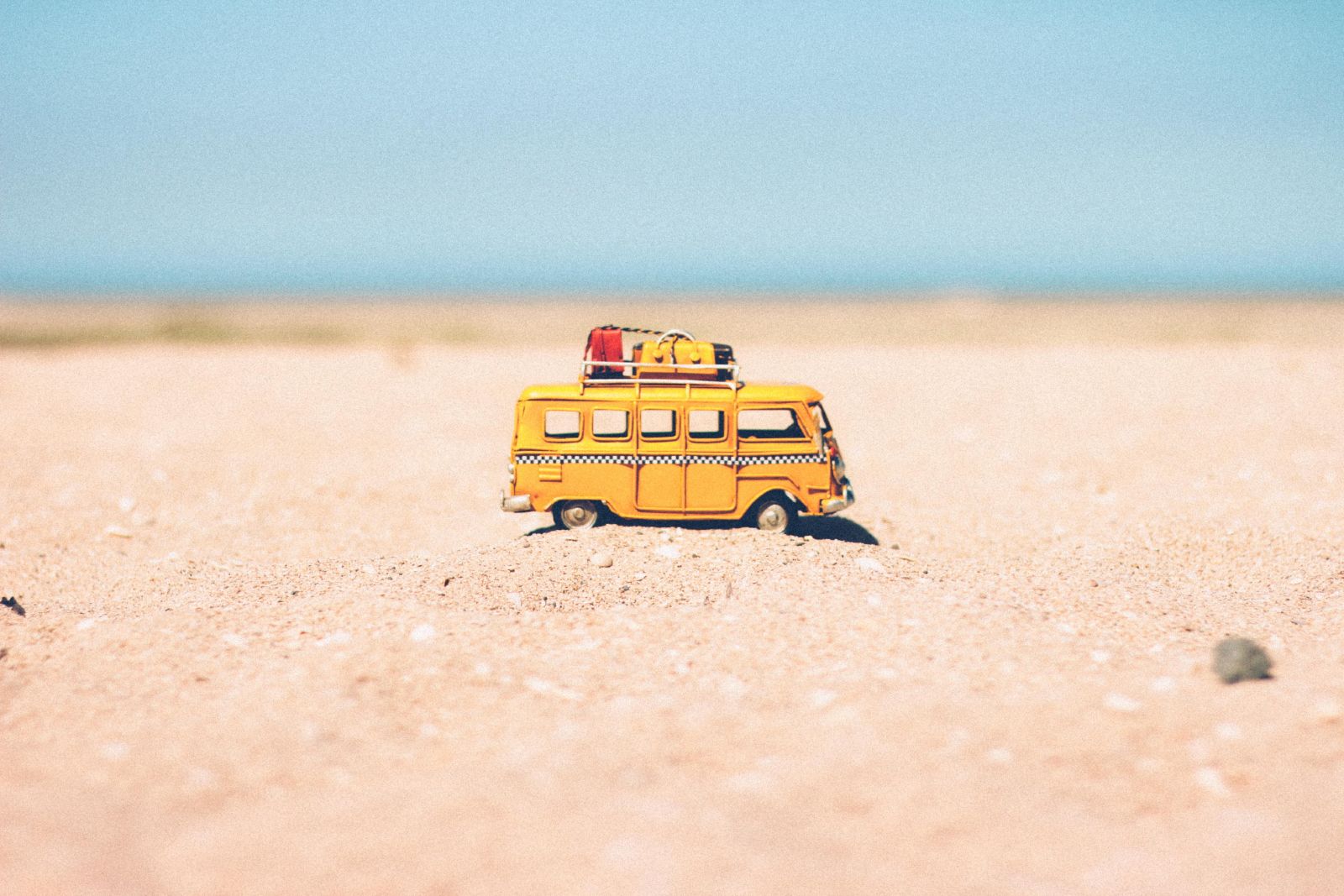 Wakacje - zabawkowy samochodzik (bus) na piasku