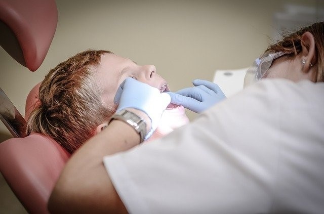Jak przygotować nadwrażliwe sensorycznie dziecko na wizytę u dentysty