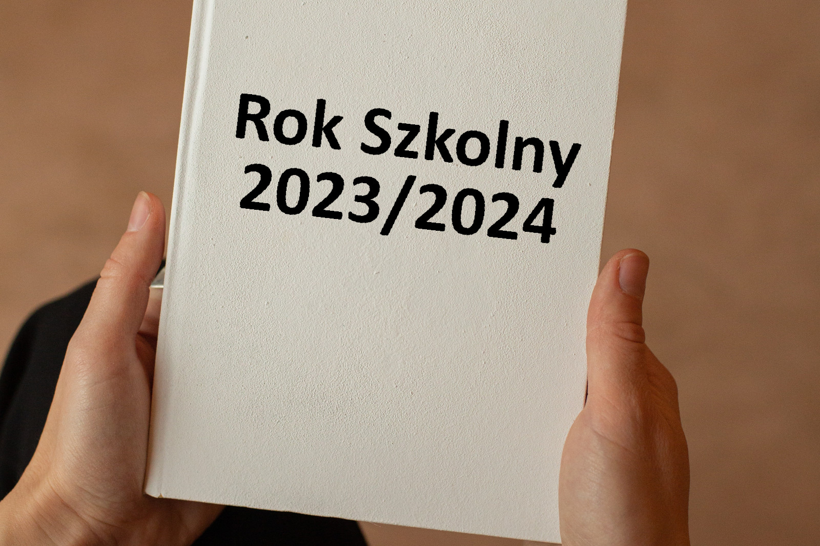 Rok szkolny 2023/2024 - Zdjęcie dodane przez Monstera Production: https://www.pexels.com/pl-pl/zdjecie/osoba-trzymajaca-papier-bialej-drukarki-6373296/