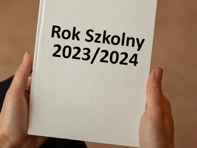 Rok szkolny 2023/2024 - Zdjęcie dodane przez Monstera Production: https://www.pexels.com/pl-pl/zdjecie/osoba-trzymajaca-papier-bialej-drukarki-6373296/