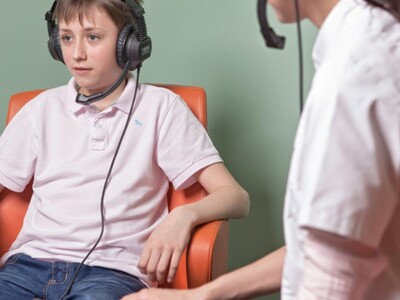 chlopiec_w_sluchawkach_na_fotelu_w_gabinecie.jpg[small]