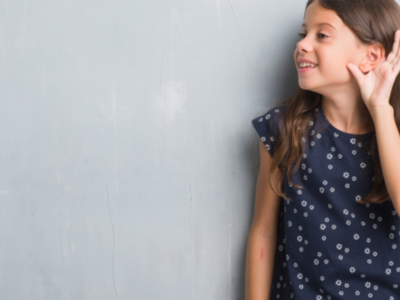 dziewczynka_przy_scianie__nasluchuje.png[small]