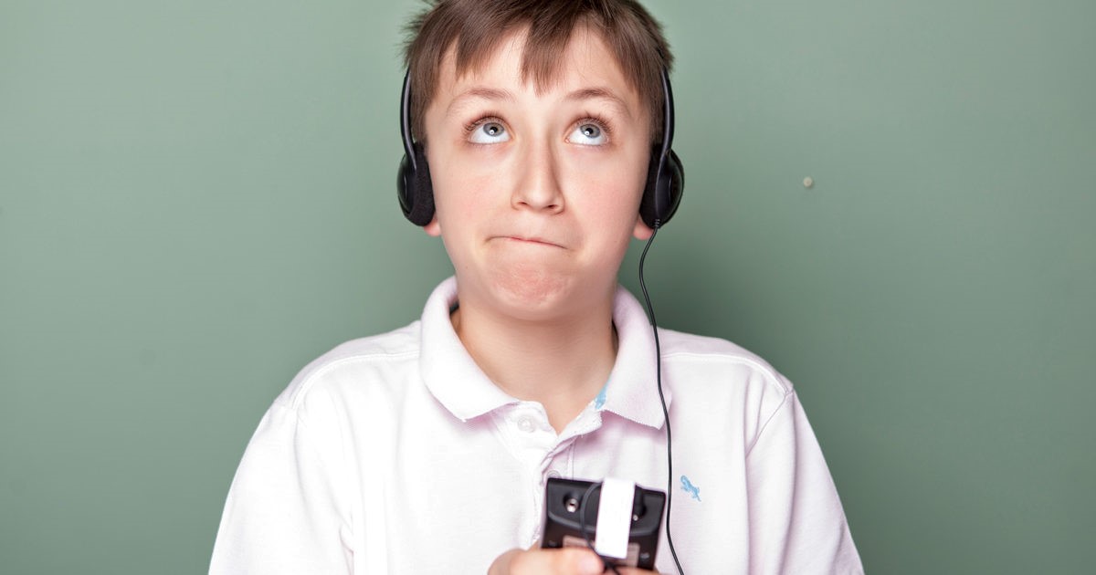 chłopiec z słuchawkami na uszach
