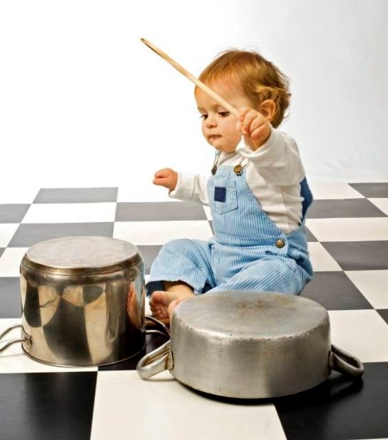 dziecko grające na garnkach