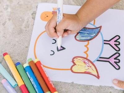 dziecko maluje obrazek - Zdjęcie dodane przez Leeloo Thefirst: https://www.pexels.com/pl-pl/zdjecie/osoba-trzymajaca-bialy-i-zolty-papier-4910567/