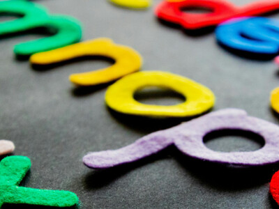 literki z materiału - Zdjęcie dodane przez Markus Spiske: https://www.pexels.com/pl-pl/zdjecie/osoba-trzymajaca-zolte-i-rozowe-klocki-lego-298825/