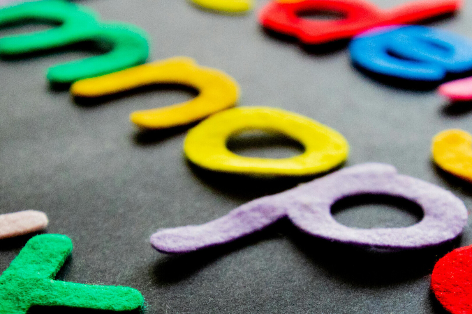 literki z materiału - Zdjęcie dodane przez Markus Spiske: https://www.pexels.com/pl-pl/zdjecie/osoba-trzymajaca-zolte-i-rozowe-klocki-lego-298825/