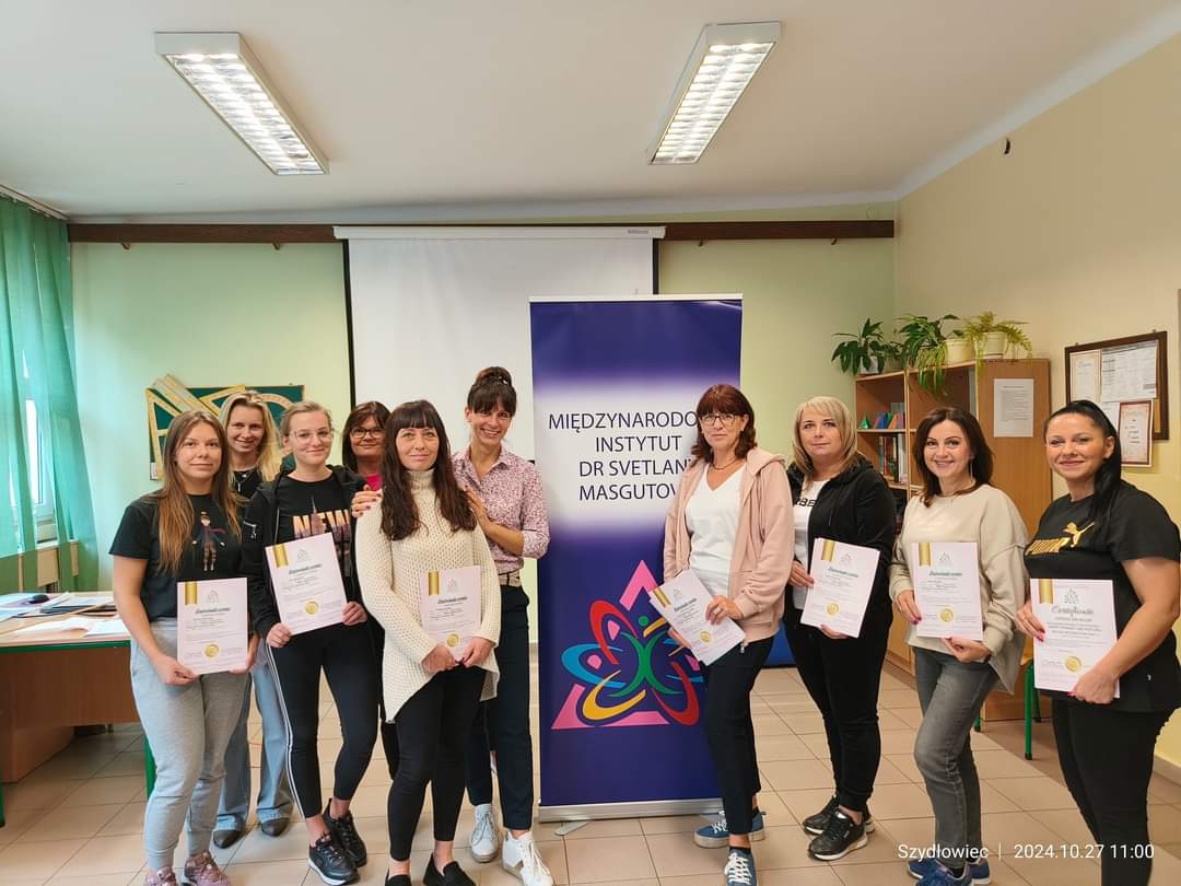 Uczestnicy kursu na tle rollup-a Międzynarodowego Instytutu dr Svietlany Masgutovej
