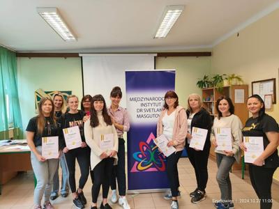 Uczestnicy kursu na tle rollup-a Międzynarodowego Instytutu dr Svietlany Masgutovej