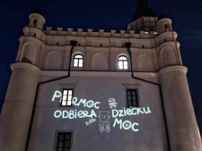 Przemoc odbiera dziecku moc wyświetlone nocą na Ratuszu w Szydłowcu