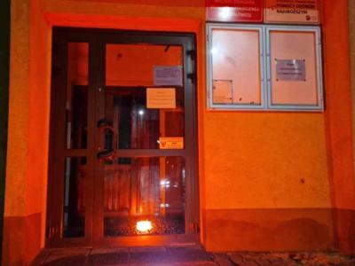 Wejście do Miejskiego Ośrodka Pomocy Społecznej w Szydłowcu oświetlone czerwonym światłem