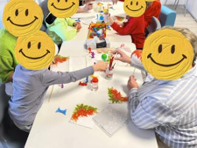 Twórczo i świątecznie - TUS - uczestnicy podczas prac - zdjęcie 1