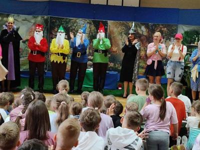 Niezwykłe przedstawienie teatralne pt. „Baśniowy ambaras” z okazji Dnia Dziecka - zdjęcie 2
