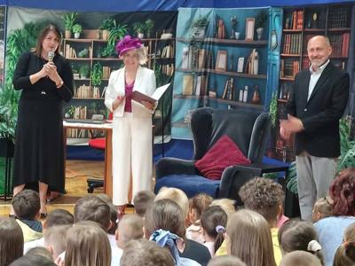 Niezwykłe przedstawienie teatralne pt. „Baśniowy ambaras” z okazji Dnia Dziecka - zdjęcie 1
