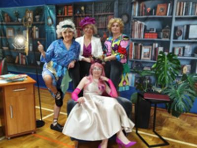 Niezwykłe przedstawienie teatralne pt. „Baśniowy ambaras” z okazji Dnia Dziecka - zdjęcie 4