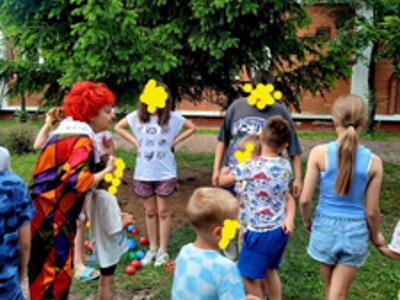 Zabawy podczas Powiatowego Dnia Pieczy Zastępczej i Pikniku z okazji Dnia Dziecka oraz Dnia Rodzicielstwa Zastępczego w Łaziskach - zdjęcie 4