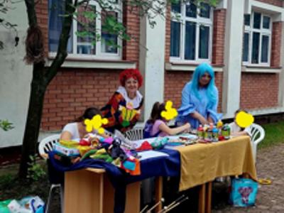 Zabawy podczas Powiatowego Dnia Pieczy Zastępczej i Pikniku z okazji Dnia Dziecka oraz Dnia Rodzicielstwa Zastępczego w Łaziskach - zdjęcie 6