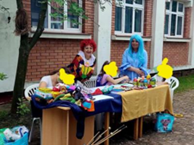Zabawy podczas Powiatowego Dnia Pieczy Zastępczej i Pikniku z okazji Dnia Dziecka oraz Dnia Rodzicielstwa Zastępczego w Łaziskach - zdjęcie 7