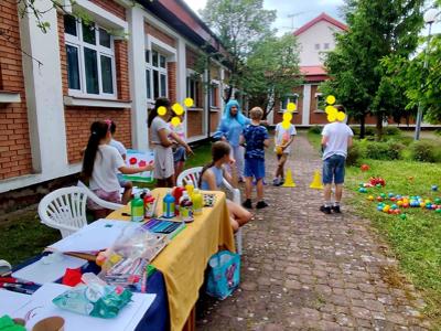 Zabawy podczas Powiatowego Dnia Pieczy Zastępczej i Pikniku z okazji Dnia Dziecka oraz Dnia Rodzicielstwa Zastępczego w Łaziskach - zdjęcie 9
