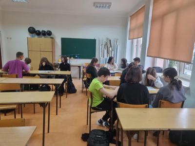 Warsztaty edukacyjne poświęcone tematyce cyberprzemocy, higieny cyfrowej oraz profilaktyki zagrożeń online w Publicznej Szkole Podstawowej nr 1 z Oddziałami Integracyjnymi im. Jana III Sobieskiego w Szydłowcu 09.10.2025 r. - zdjęcie 6