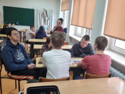 Warsztaty edukacyjne poświęcone tematyce cyberprzemocy, higieny cyfrowej oraz profilaktyki zagrożeń online w Publicznej Szkole Podstawowej nr 1 z Oddziałami Integracyjnymi im. Jana III Sobieskiego w Szydłowcu 09.10.2025 r. - zdjęcie 3