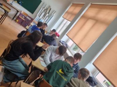Warsztaty edukacyjne poświęcone tematyce cyberprzemocy, higieny cyfrowej oraz profilaktyki zagrożeń online w Publicznej Szkole Podstawowej nr 1 z Oddziałami Integracyjnymi im. Jana III Sobieskiego w Szydłowcu 09.10.2025 r. - zdjęcie 4