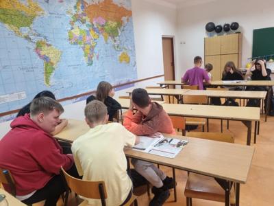 Warsztaty edukacyjne poświęcone tematyce cyberprzemocy, higieny cyfrowej oraz profilaktyki zagrożeń online w Publicznej Szkole Podstawowej nr 1 z Oddziałami Integracyjnymi im. Jana III Sobieskiego w Szydłowcu 09.10.2025 r. - zdjęcie 1