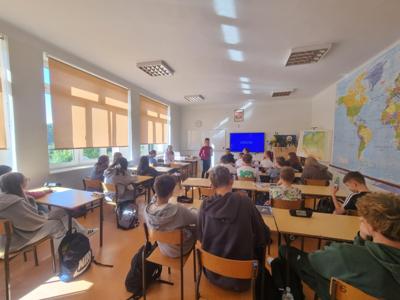 Warsztaty edukacyjne poświęcone tematyce cyberprzemocy, higieny cyfrowej oraz profilaktyki zagrożeń online w Publicznej Szkole Podstawowej nr 1 z Oddziałami Integracyjnymi im. Jana III Sobieskiego w Szydłowcu 09.10.2025 r. - zdjęcie 2