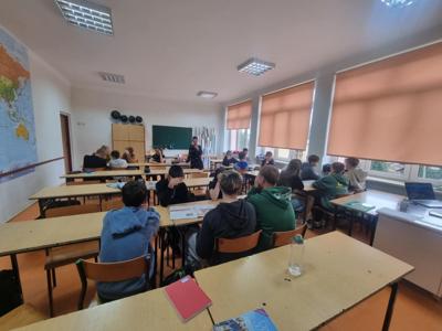 Warsztaty edukacyjne poświęcone tematyce cyberprzemocy, higieny cyfrowej oraz profilaktyki zagrożeń online w Publicznej Szkole Podstawowej nr 1 z Oddziałami Integracyjnymi im. Jana III Sobieskiego w Szydłowcu 09.10.2025 r. - zdjęcie 5