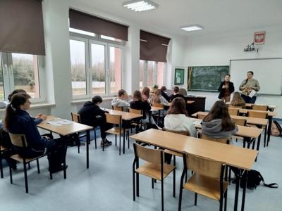 Warsztaty dla uczniów klas VII - program profilaktyczno-edukacyjnego „Warto Żyć” oraz „Internetowa ulica” - zdjęcie 1