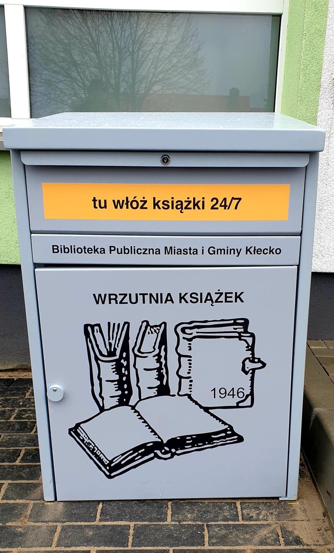 Wrzutnia dla książek obok wejścia do biblioteki Wrzutnia dla książek obok wejścia do biblioteki