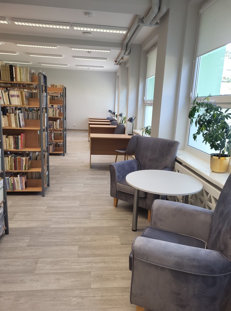 Na zdjęciu znajduje się księgozbiór biblioteki i czytelnia [1488x2000]