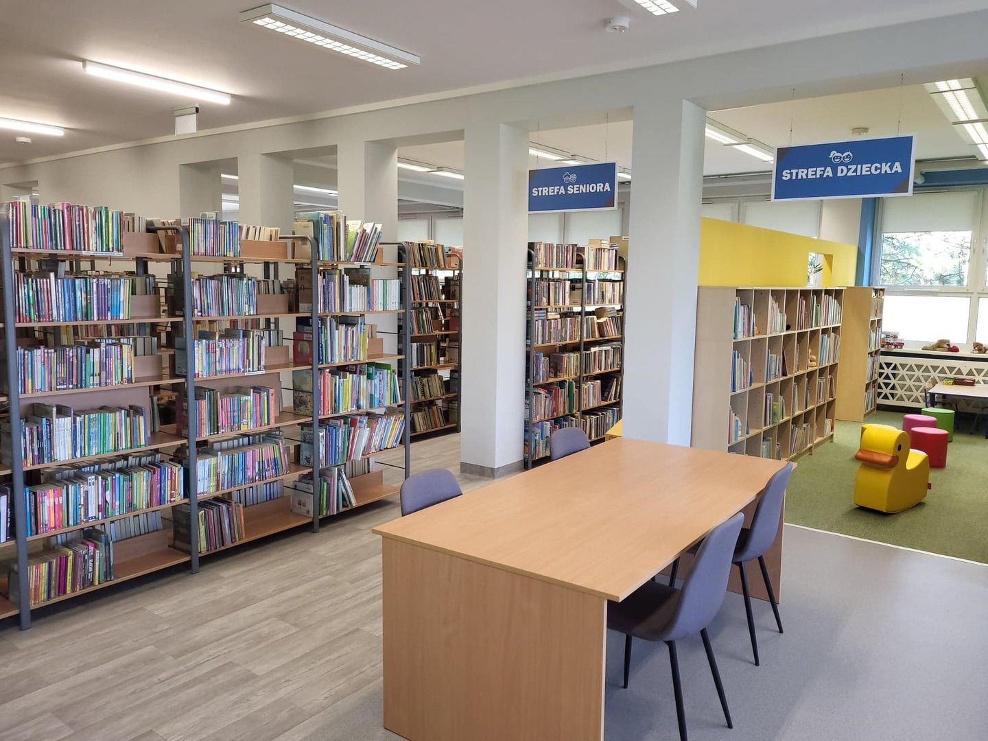 Na zdjęciu znajduje się księgozbiór biblioteki i czytelnia [2000x1500]