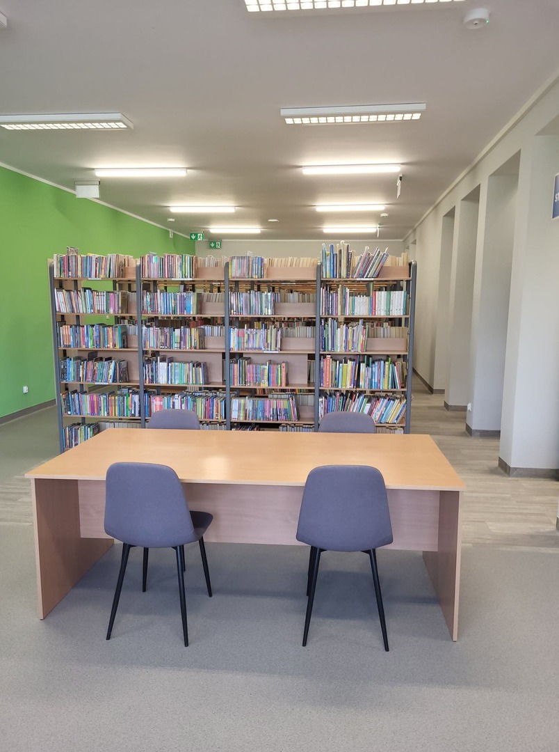 Na zdjęciu znajduje się księgozbiór biblioteki i czytelnia [1488x2000]