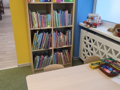 Na zdjęciu jest księgozbiór biblioteki.