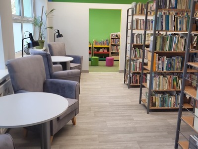 Na zdjęciu jest księgozbiór biblioteki.
