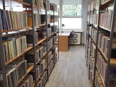 Na zdjęciu jest księgozbiór biblioteki.