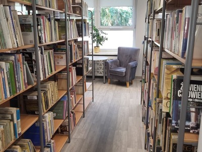 Na zdjęciu jest księgozbiór biblioteki.