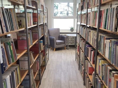 Na zdjęciu jest księgozbiór biblioteki.