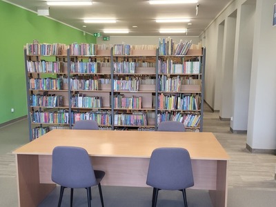 Na zdjęciu znajduje się księgozbiór biblioteki.