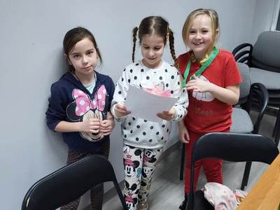 Na zdjęciu znajdują się uczestnicy zajęć. Dzieci wykonują przypisane im zadania.