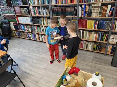 Zdjęcie przedstawia dzieci uczęszczające na warsztaty. Dzieci stoją i wykonują powierzone im zadania.
