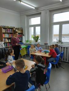 Na zdjęciu znajdują się uczestnicy warsztatów. Dzieci siedzą przy stole i wykonują prace. Zdjęcie wykonano w Szkole Podstawowej w Dębnicy.